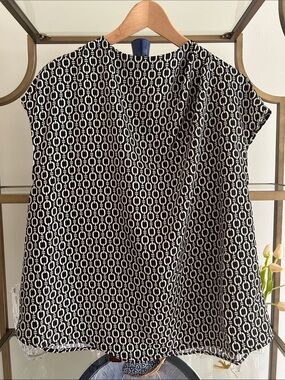 H&M Black and White Geometric Cap Sleeve Top